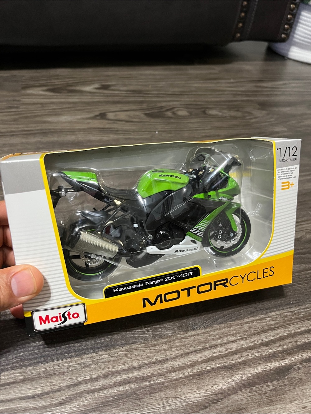 Maisto Kawasaki Ninja ZX-10R Toy Motorcycle - Green Die-Cast Model